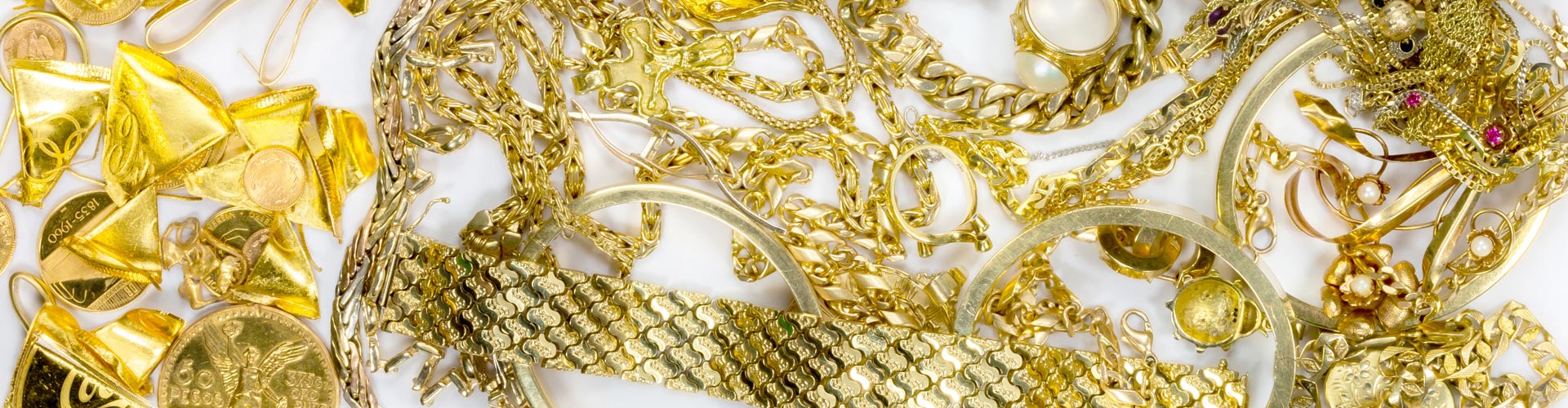 Verschiedener Goldschmuck wie Goldketten, Goldarmbänder und Ringe aus Gold mit Edelsteinen