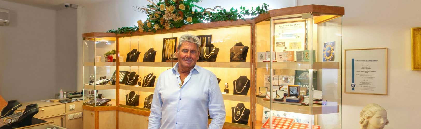 Gerhard Riegel, Experte für Goldankauf, steht in seiner Münzen- und Schmuckhandlung in Nürnberg