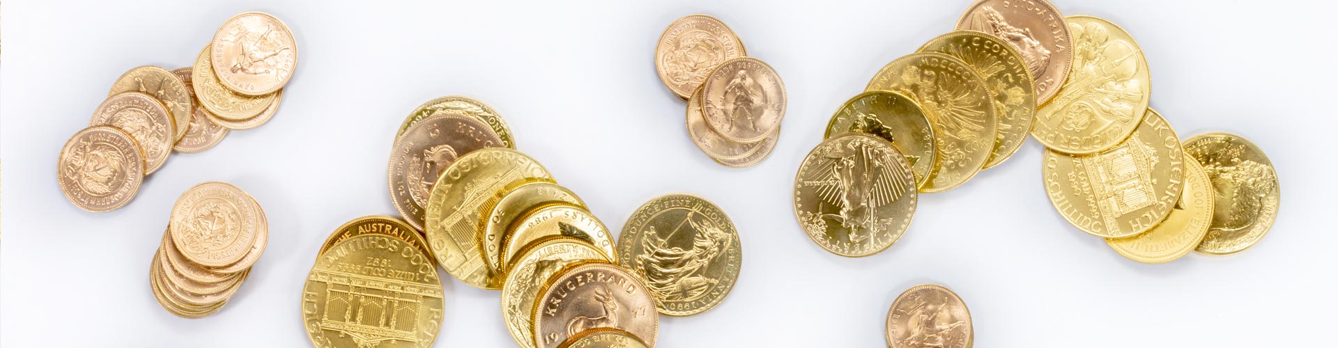 Verschiedene Goldmünzen und Goldanlagemünzen unter anderem Krügerrand und Maple Leaf