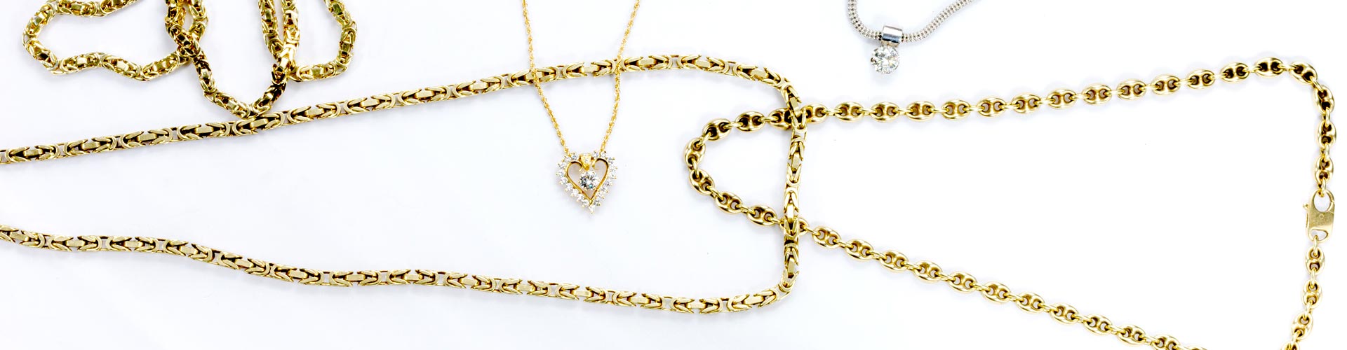 Verschiedene Ketten in Gelbgold und Weißgold mit Anhängern aus Diamanten