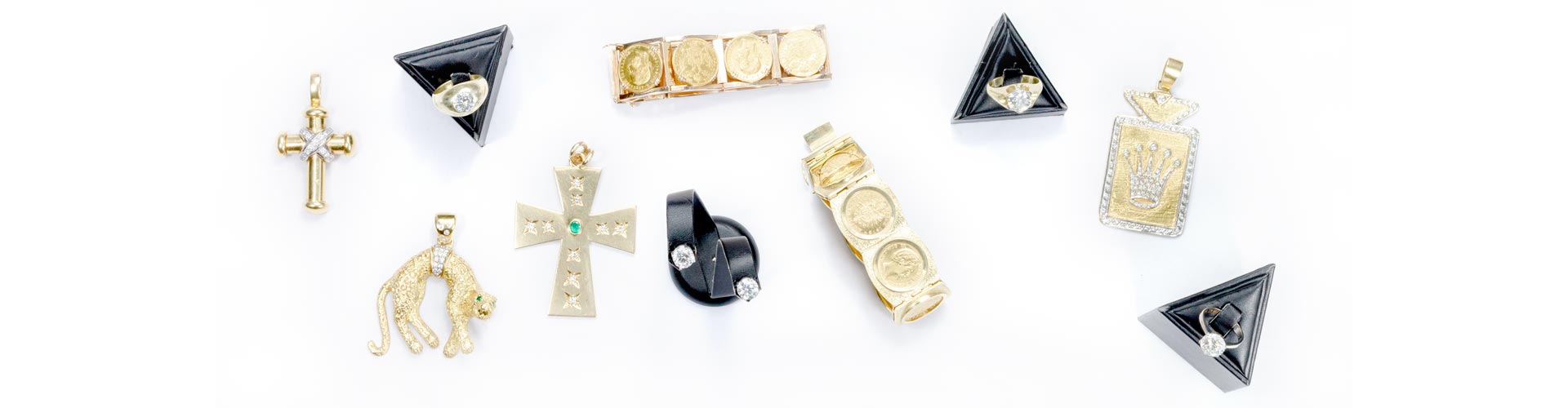 Anhänger und Armbänder aus Gold mit Edelsteinen sowie Goldringe mit Diamanten