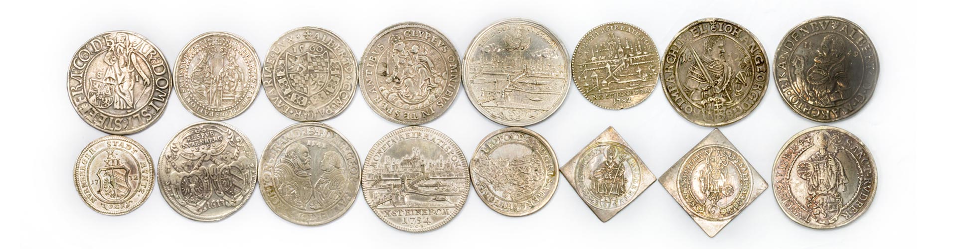 Verschiedene historische Silbermünzen und Sammlermünzen aus Silber