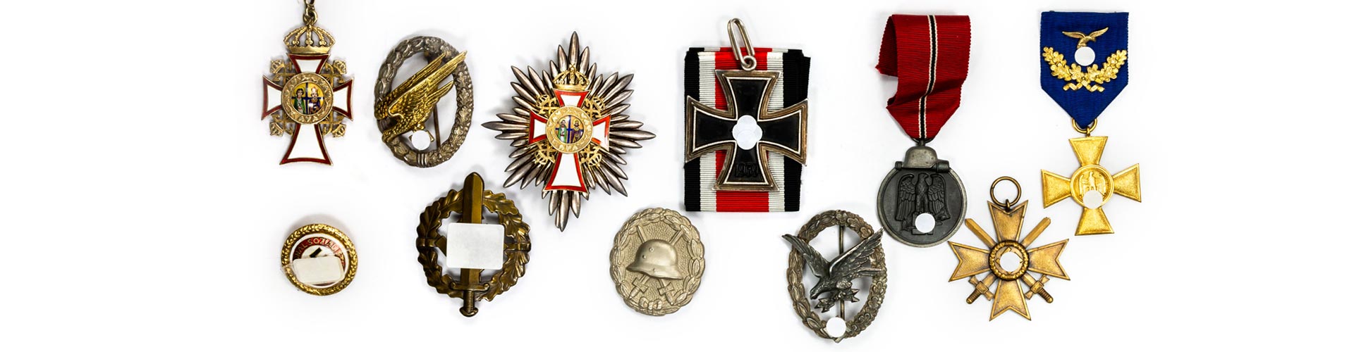 Verschiedene Abzeichen, Orden und Ordenskreuze unter anderem aus dem Zweiten Weltkrieg